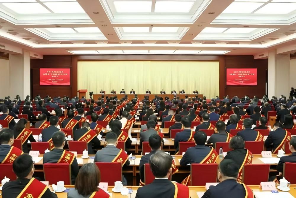 董事長熊俊杰榮獲“全國工業(yè)和信息化系統(tǒng)勞動模范”稱號！